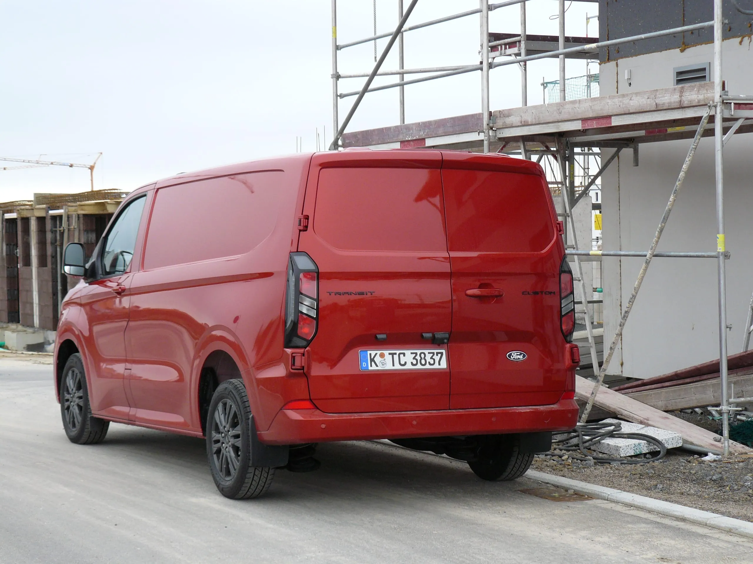 Die linke Hecktür öffnet jetzt auf Tastendruck in halber Höhe, einfacher geht’s nicht.