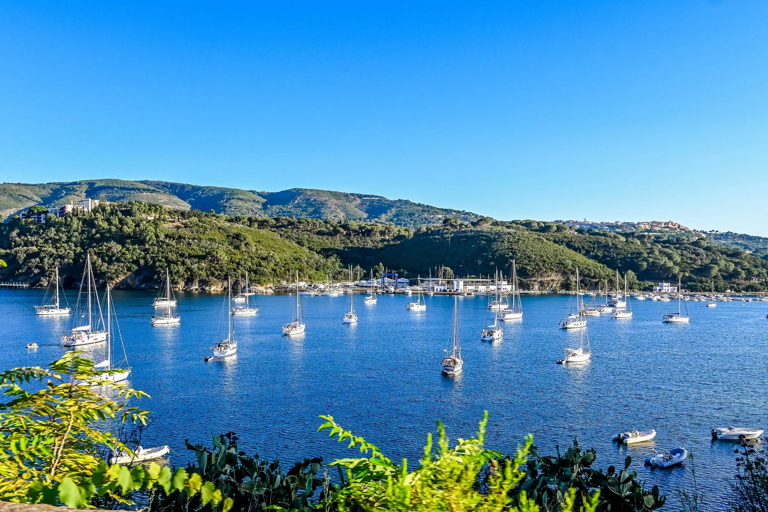 Auslandseinsatz am Urlaubsort: Steuern, Arbeitsrecht und Sozialversicherung beachten