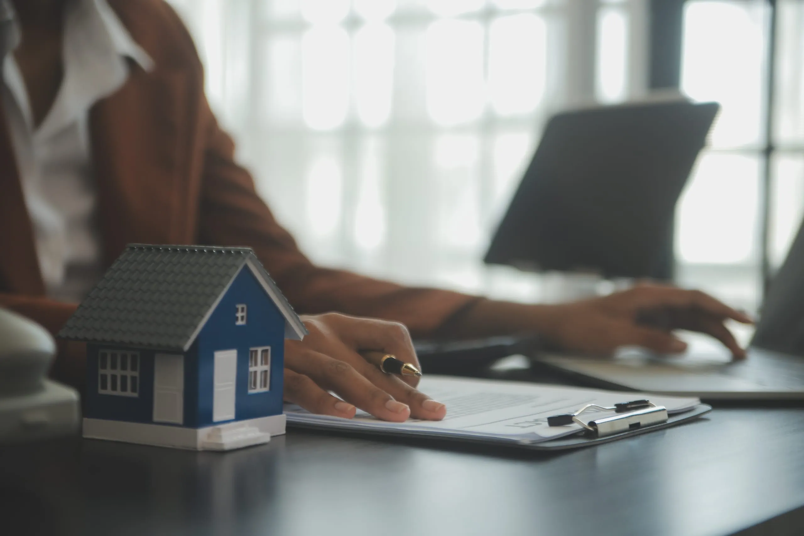 Erbenermittlung: Wie man mit dem Nachlassgericht und Provisionen für Nachlassermittler umgeht