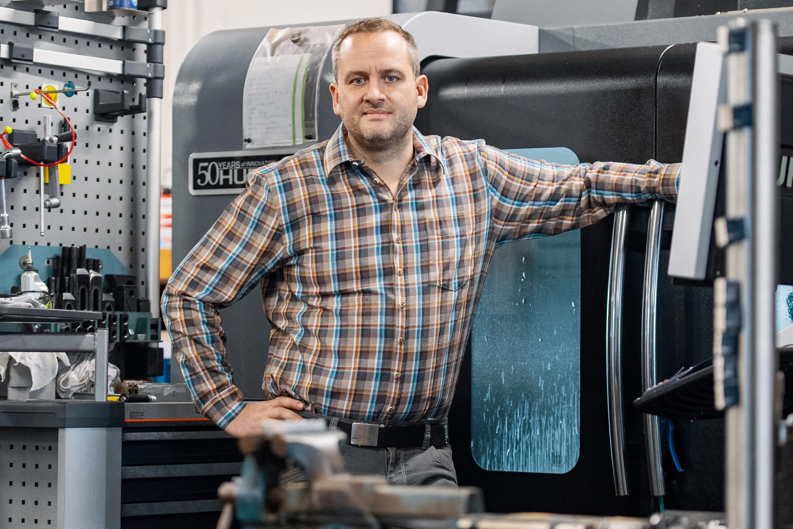 Auch auf Martin Schirach, Geschäftsführer von SMP Präzisionstechnik und Prototypenbau muss durch die Cannabis Legalisierung den Umgang mit Suchtmitteln klar regeln.