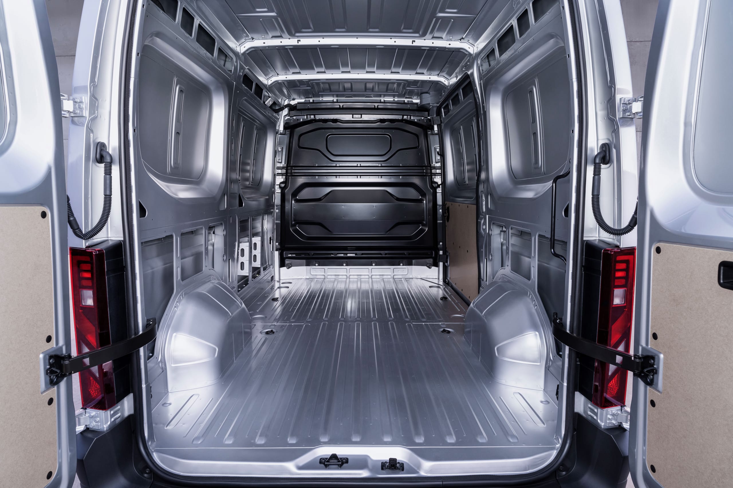 Tragfähig: Der neue Nissan Interstar schluckt bis zu 22 Kubik­- meter, trägt maximal 1,6 Tonnen und zieht weitere 2,5 Tonnen (unten).