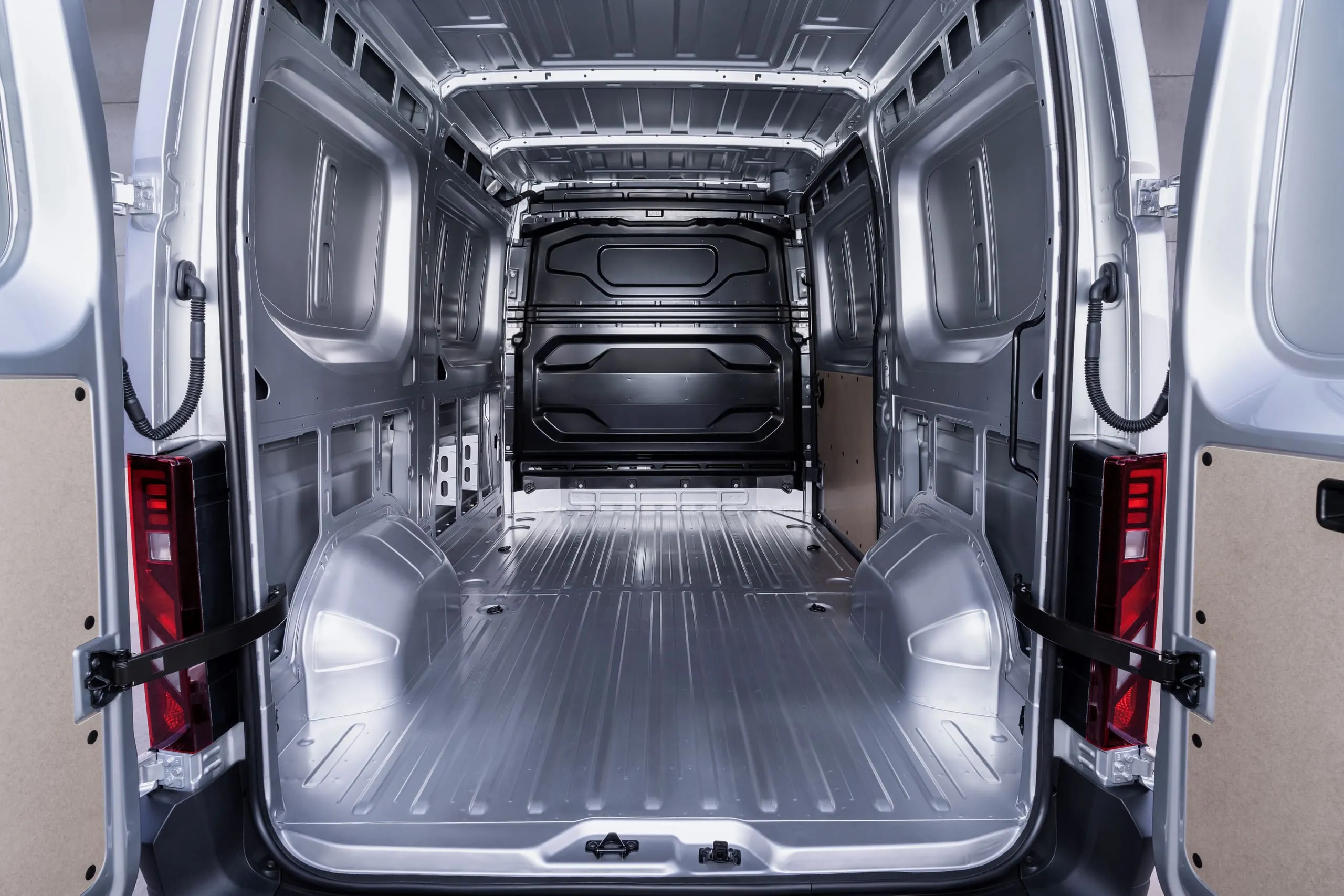 Tragf&auml;hig: Der neue Nissan Interstar schluckt bis zu 22 Kubik&shy;- meter, tr&auml;gt maximal 1,6 Tonnen und zieht weitere 2,5 Tonnen (unten).