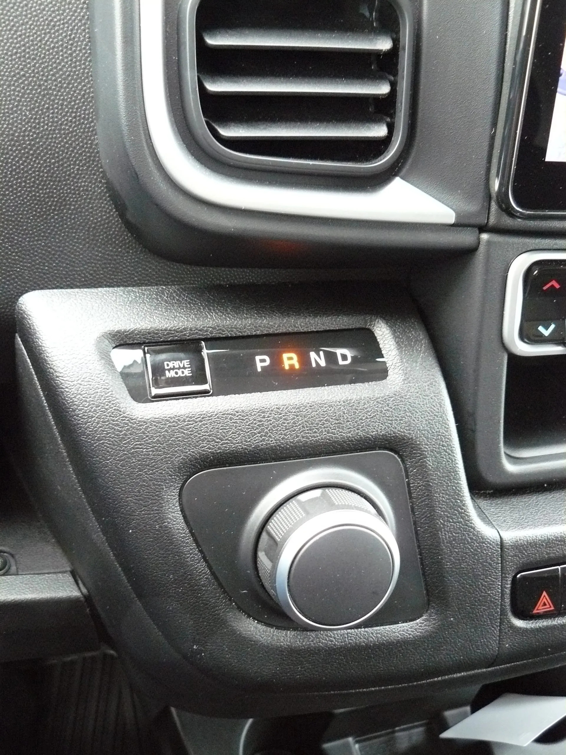 Praktisch und platz­sparend: Drehregler für die Fahrtrichtung, gleich nebenan die Auswahltaste der Fahrmodi .