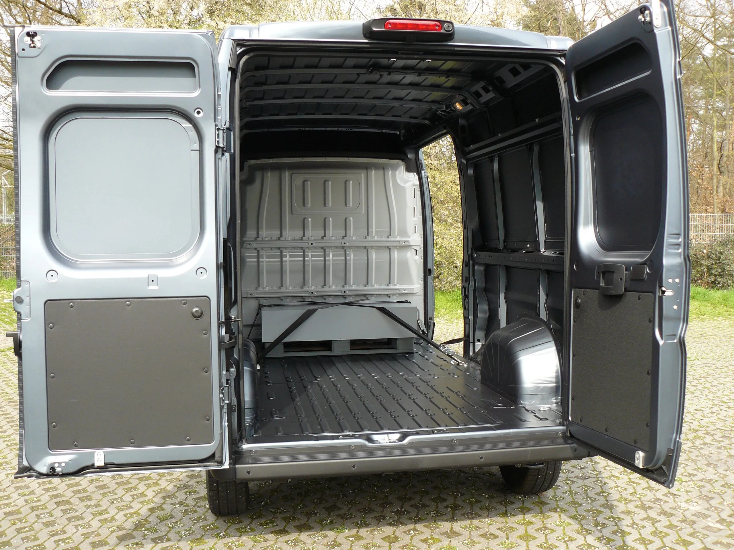 Lässt den heißen Opel kalt: die 250 Kilo schwere Palette für die erste Probefahrt. Doch Vorsicht, als 3,5-Tonner fällt die Nutzlast knapp aus.