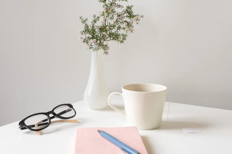 T&auml;glich Tagebuch f&uuml;hren: Das Aufschreiben hilft in der schnell&shy;lebigen Welt, die Gegenwart von der Zukunft zu trennen.