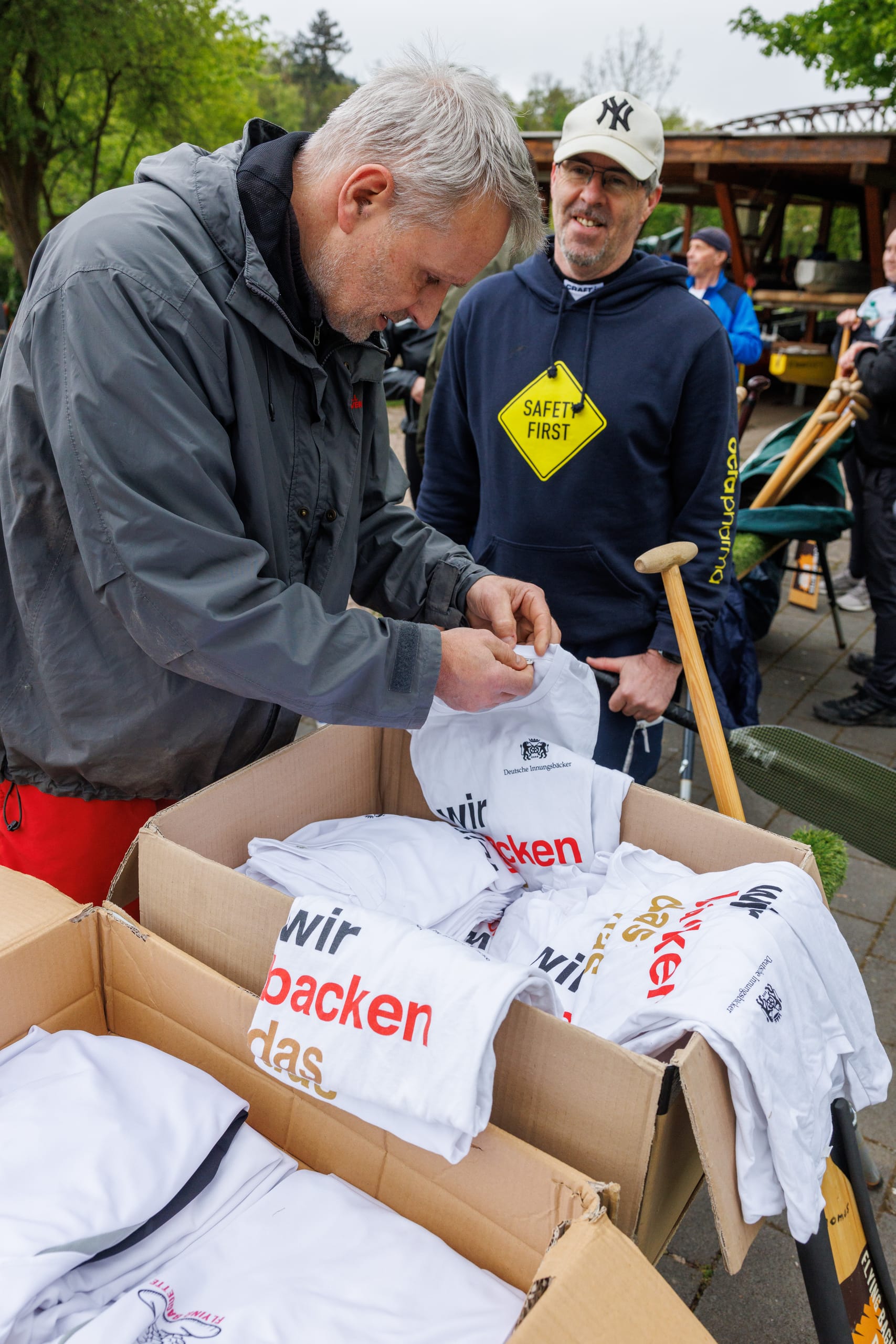 Die Menschen auf dem Boot tragen alle das gleiche Trikot, ­„Flying Baguette“ ist darauf zu lesen. So nennt sich das Drachen­boot-Team von „Mein Backhaus Wegener“ aus Hameln.