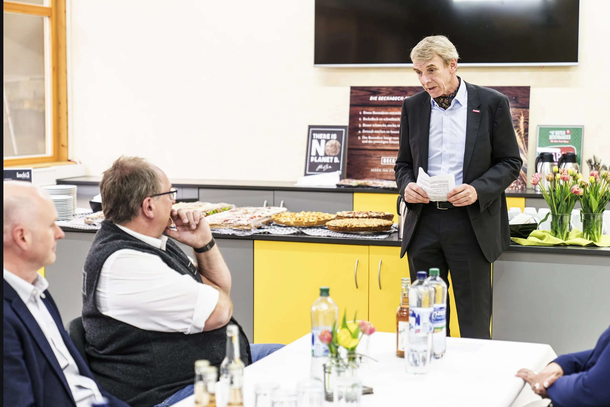 Begeisterter Laudator: Harald Herrmann (oben links), Präsident der Handwerkskammer Reutlingen, würdigte die Leistung des Sieger-Duos: „Es ist für mich eine Ehre, heute hier zu sein.“