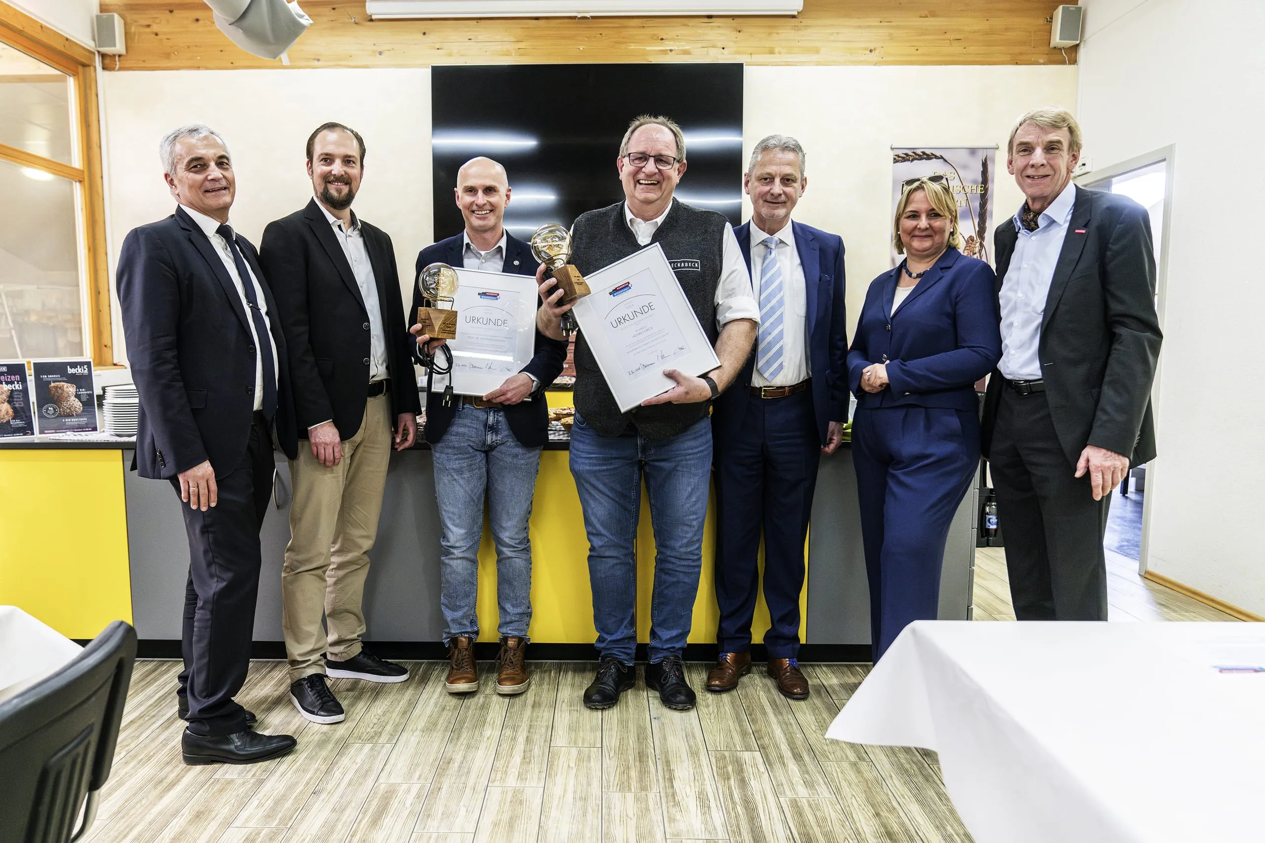 Stolze Siegertypen: Prof. Dr. Friedrich Longin und Heinrich Beck (links, Mitte) haben für ihre herausragende und vorbildliche Zusammenarbeit den 2024er-Seifriz-Preis erhalten.