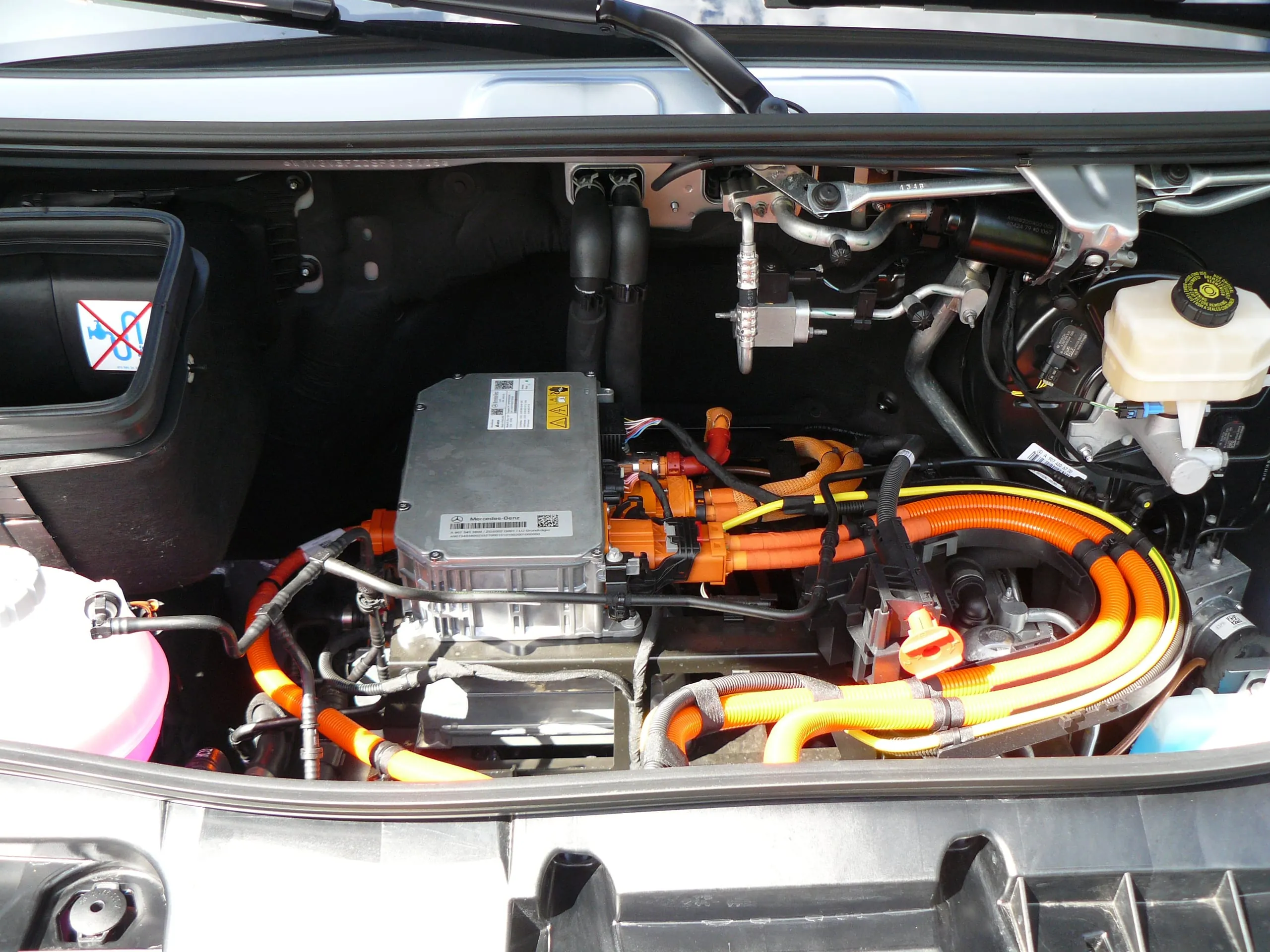 Viel Platz unter der Haube: Hier stecken die Hochvoltkomponenten, verwandt mit den Pkw. Der Motor nimmt nun hinten Platz.