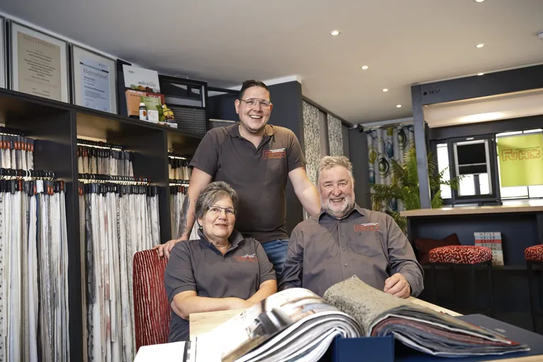 Ute und Josef Fuhs mit Junior-Chef Florian in der Ausstellung, die nach der Flutkatastrophe ein modernes Gesicht erhalten hat.