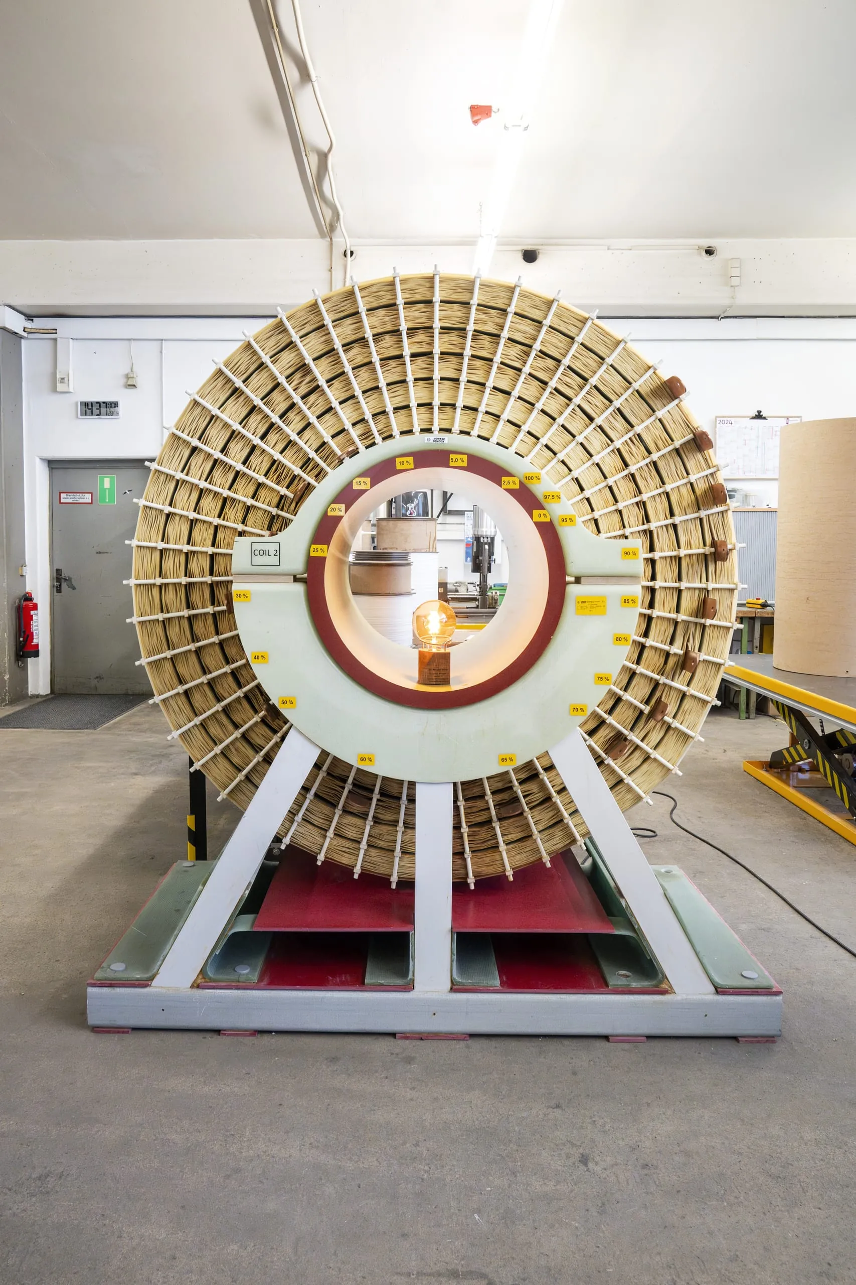 Luftspule meets Seifriz-Pokal: Vier Mitarbeiter benötigt es, um eine XXL-Luftspule herzustellen. Bei der kleineren Variante hier im Bild und dem „leuchtenden“ Pokal sind es deutlich weniger.