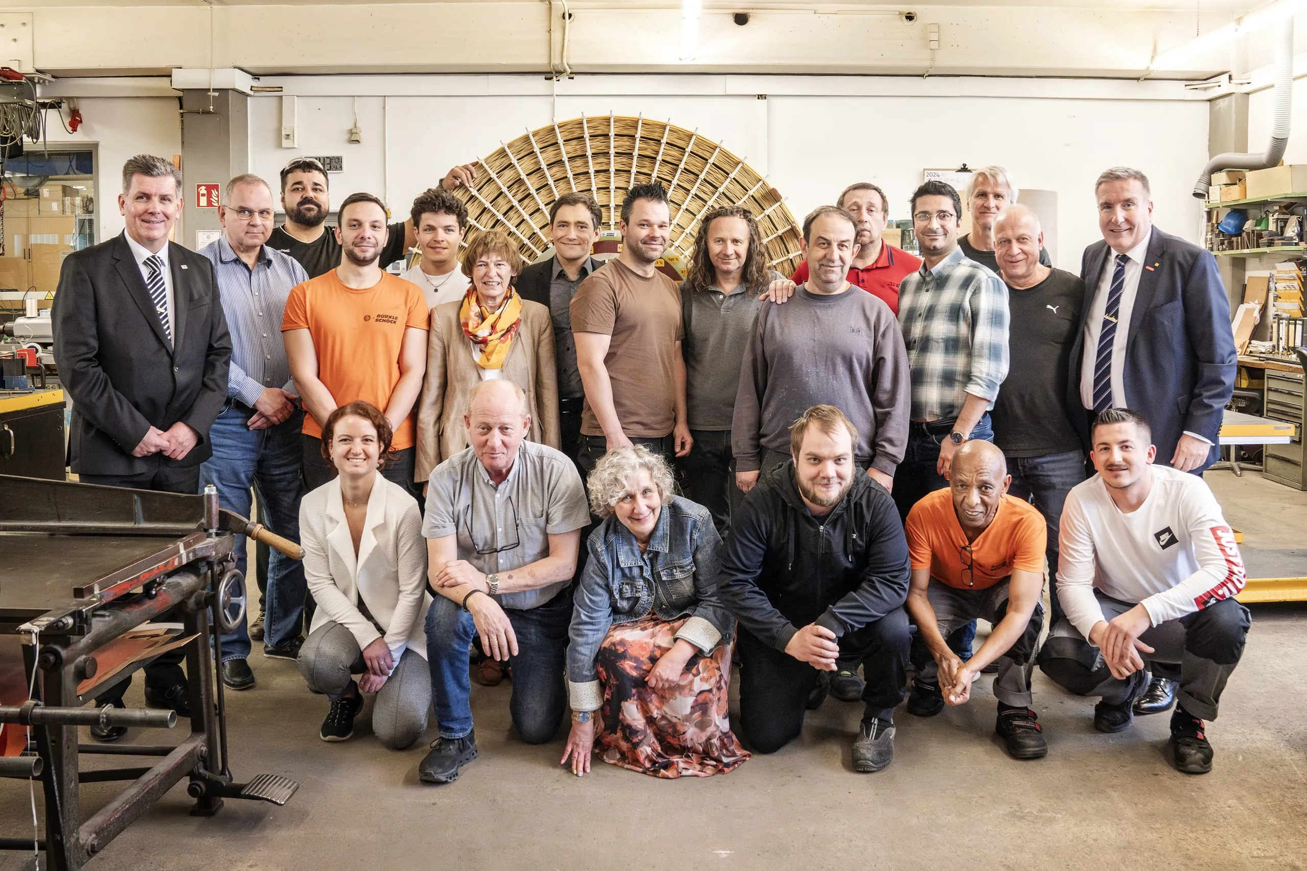 Das Team im Mittelpunkt: Bei Bürkle & Schöck ist man stolz auf den Seifriz-Preis 2024. Eine Bestätigung für die tolle Teamleistung im Vorzeige-Handwerksbetrieb.