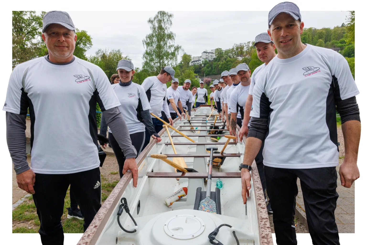 „Flying Baguette“, so nennt sich das Drachenboot-Team von „Mein Backhaus Wegener“ aus Hameln. Bäckergeselle Marcus Eggers (rechts) ist der Organisator der Teambuilding-Maßnahme.