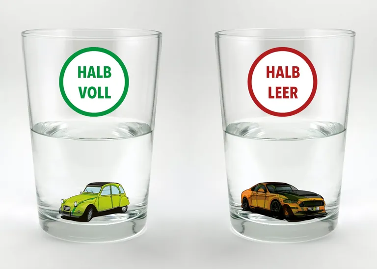 Ein halb volles und ein halb leeres Glas Wasser, das symbolisierst, wie schwierig die Diskussion um das Tempolimit ist.