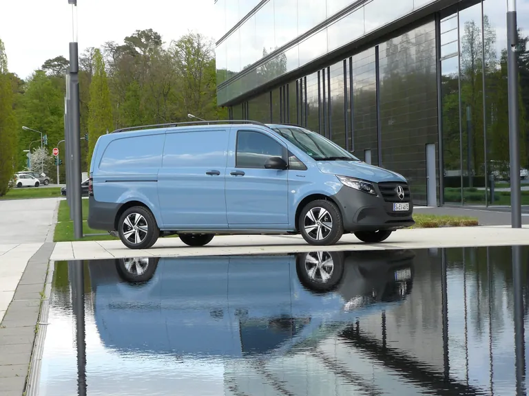 Drau&szlig;en eine Lackierung in Vintageblau, unterm Blech der Elektroantrieb.