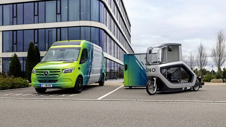 Nachhaltigkeits-Trio: Mercedes-Benz eSprinter Sustaineer, Rollcontainer und Lastenrad von Onomotion.