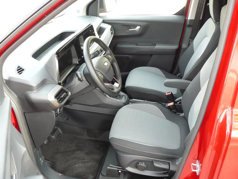 Viel Platz: Hier kommen auch gr&ouml;&szlig;ere Fahrer gut unter. Zudem gibt es zahlreiche offene Ablagen f&uuml;r Krimskrams & Co.