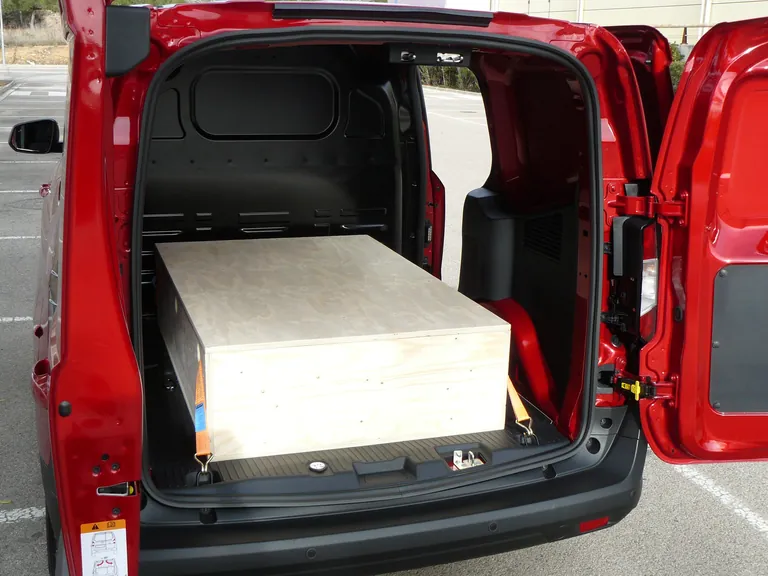 Praktischer Frachter: Anstelle der Kiste w&uuml;rden in den Transit Courier auch ein oder zwei Europaletten quer ins Heck passen.