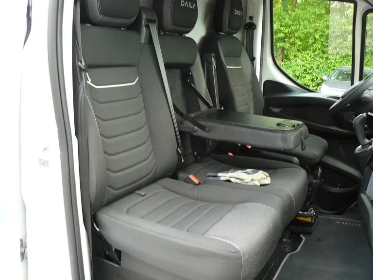 Fahrerhaus: komfortable Sitze, breiter Durchstieg, Tisch mit entnehmbarem Klemmbrett.