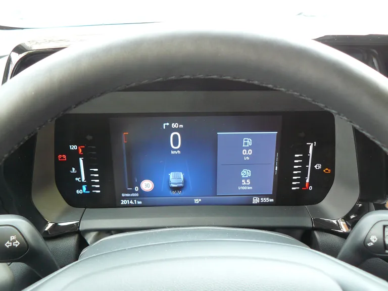 Gekonnt wirkt die Optik der Armaturentafel mit ihrer Querorientierung. 