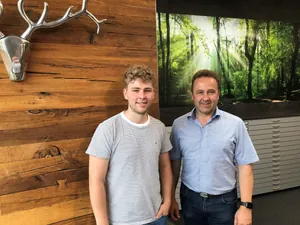Klaus Bauer (rechts), Parkettlegermeister und Unternehmer aus Motten-Kothen, mit seinem Sohn Felix. In f&uuml;nf Jahren soll Generation Nummer drei den 16 Mitarbeiter gro&szlig;en Handwerks&shy;betrieb alleine f&uuml;hren.