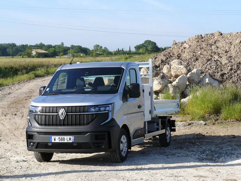 Komplett neues Design, zahlreiche Varianten als Diesel und Elektriker: der neue und eigenst&auml;ndige Renault Master.
