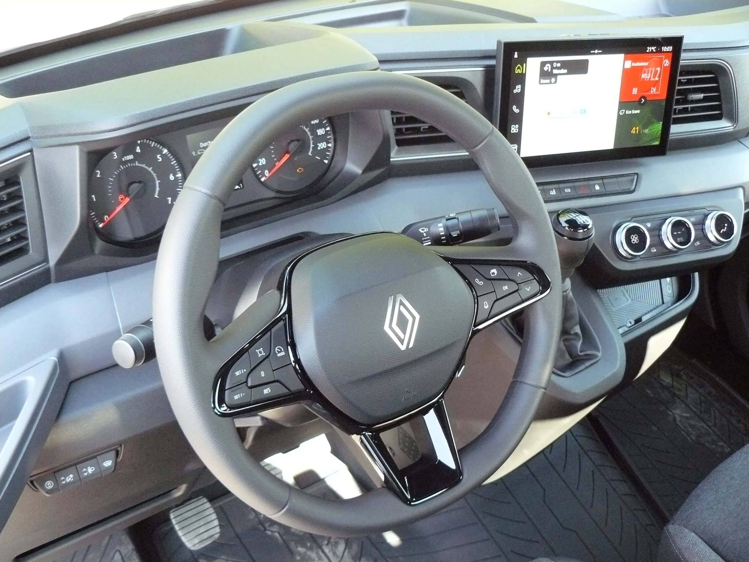 Völlig neue Cockpit-Architektur, nahezu perfekt auf den Fahrer zugeschnitten.