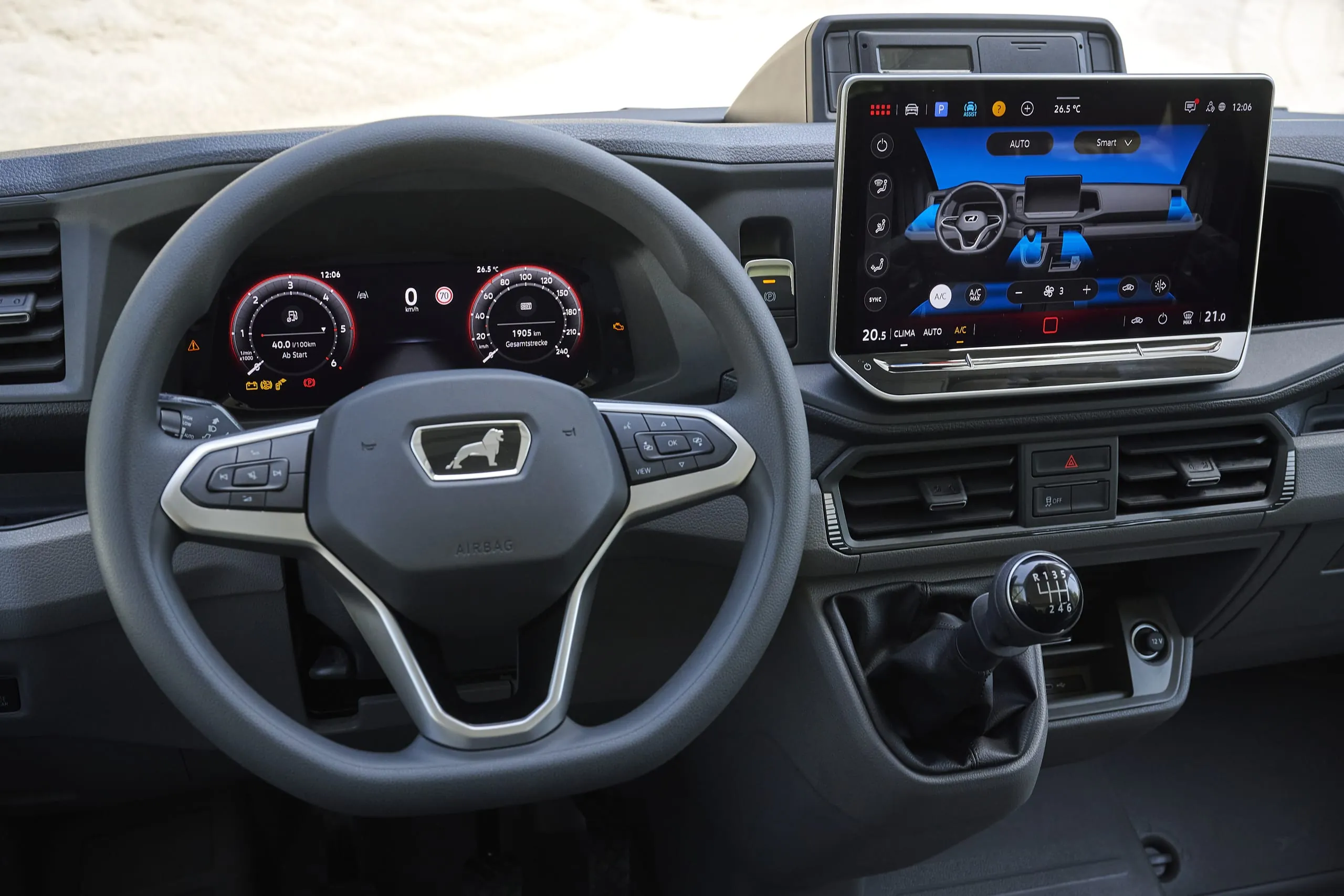 Next Level, aber sicher: Lenkrad, Instrumente, Riesen-Bildschirm, schlüsselloser Start und elektrische Feststellbremse.