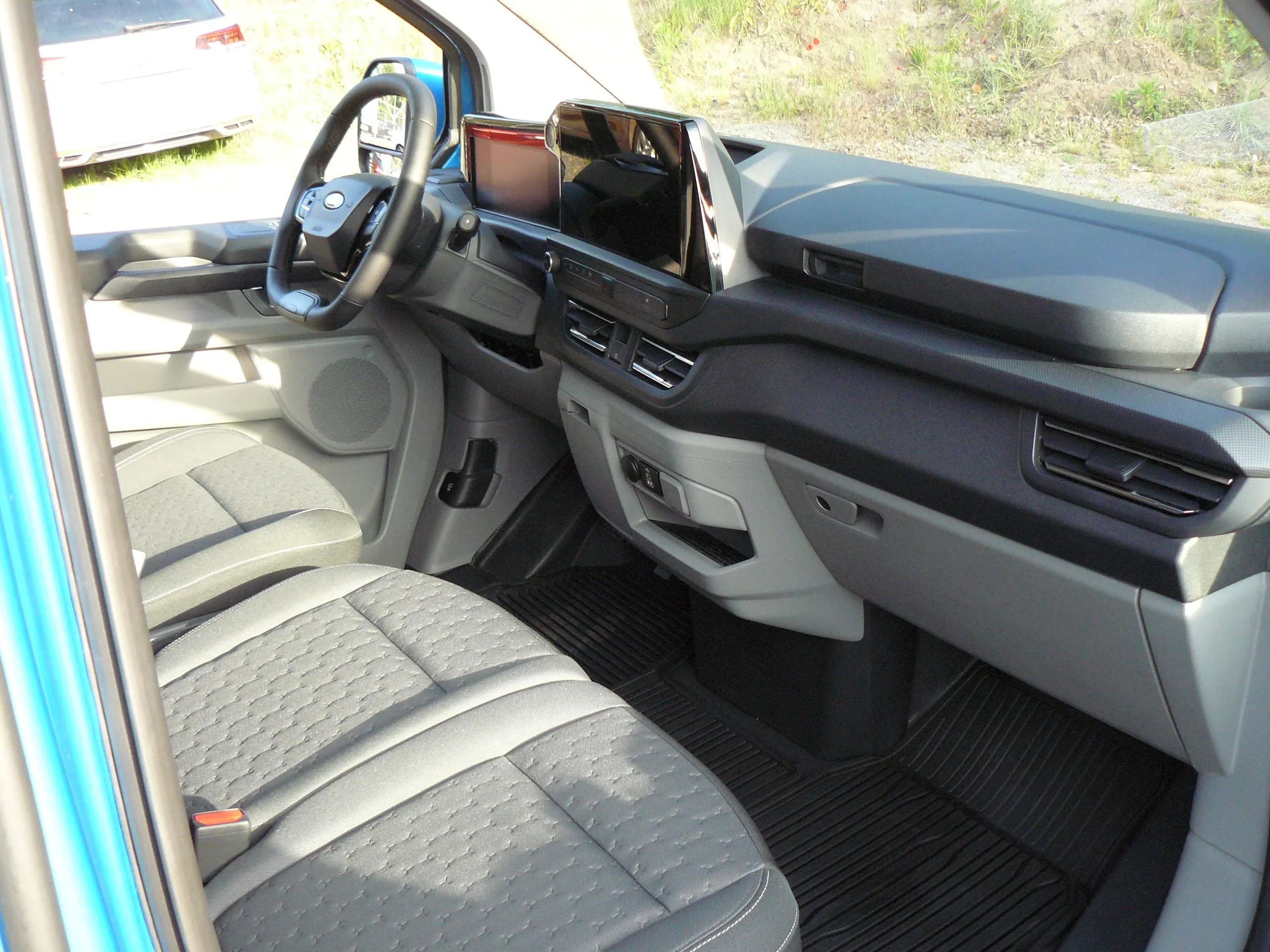 Cockpit wie gewohnt: Die digitalen und konfigurierbaren Instrumente kommen eher schrullig als funktionell daher.