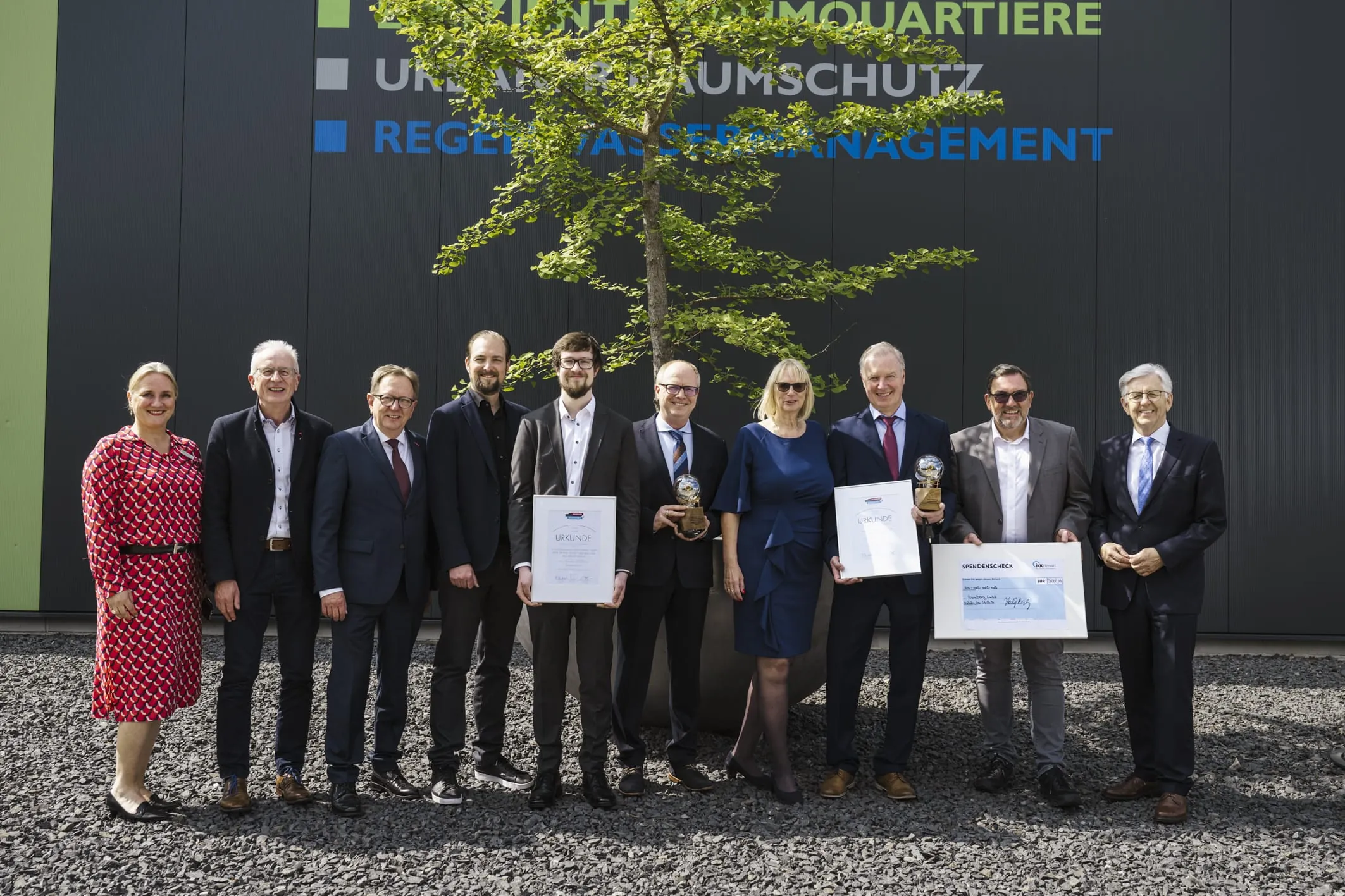 Premiere: Erstmals wurde der „Sonderpreis für ganzheitliche Nachhaltigkeit“ verliehen. Dotiert von der IKK classic, ging der neue Award an Metallbauer Franz Humberg sowie an Prof. Dr.-Ing. Helmut Grüning und Nils Siering M.Eng. von der FH Münster.