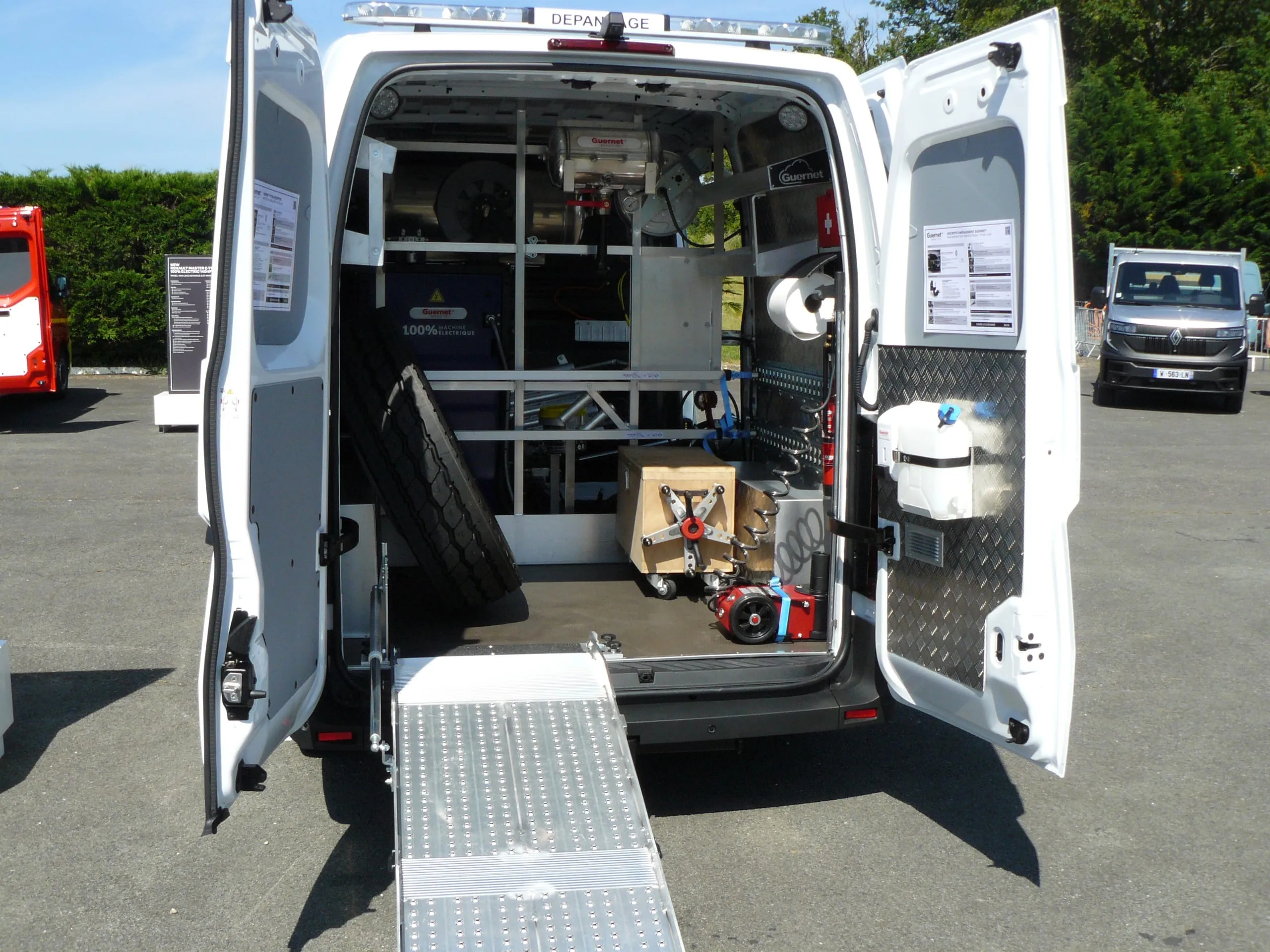 Traktionsbatterie angezapft: Einrichtung für einen Trucker-Reifenservice.