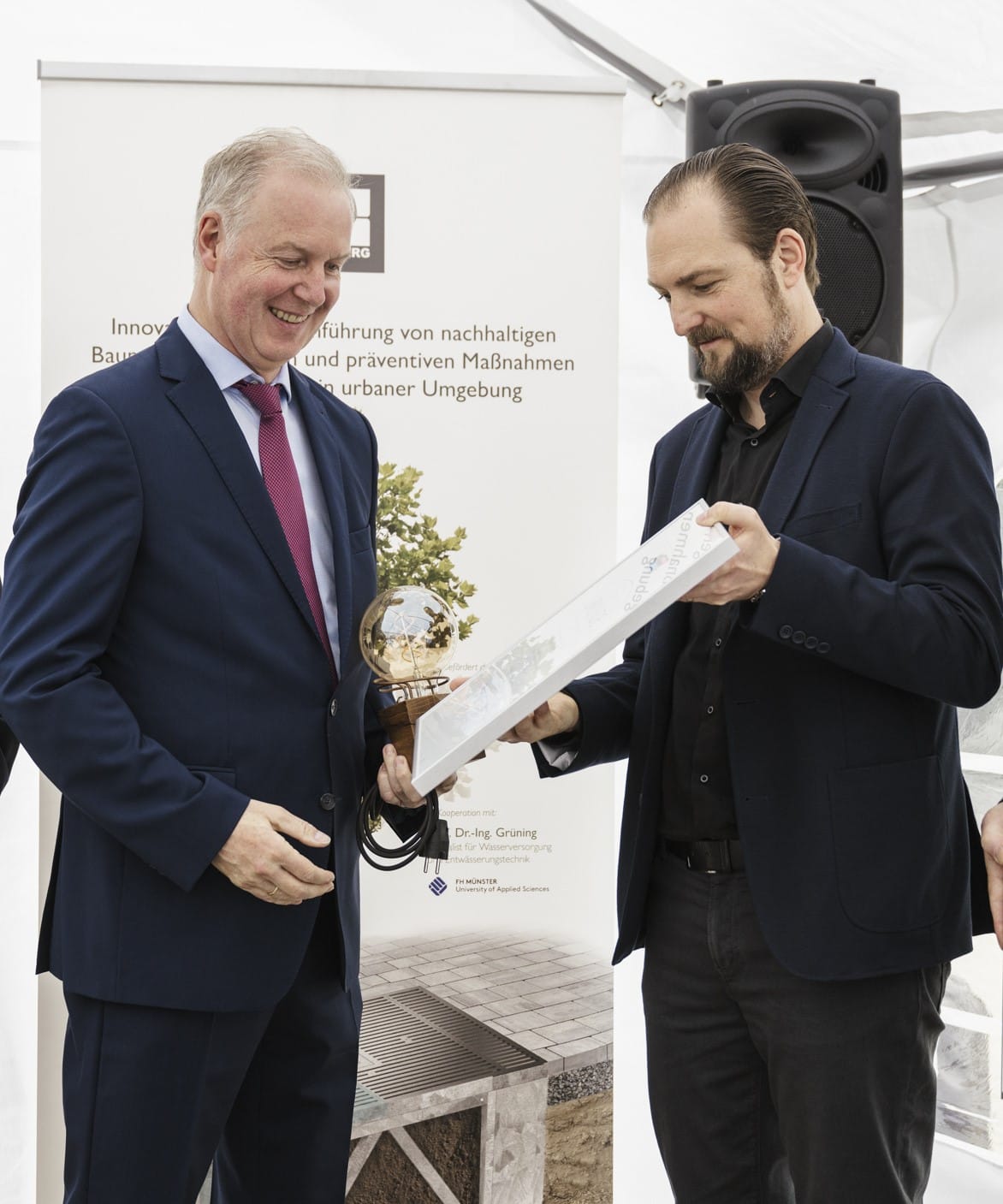 Sehr stolz auf die Auszeichnung: Handwerkschef Franz Humberg (links) mit Patrick Neumann von handwerk magazin.