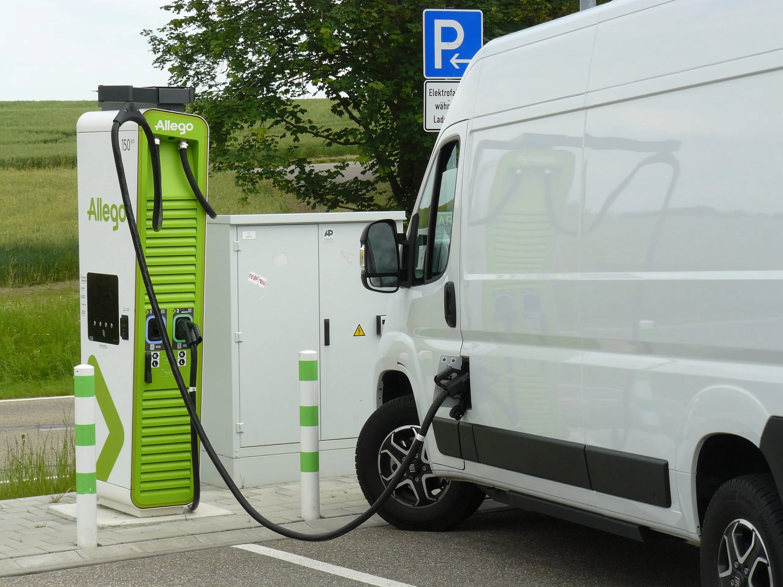 Ungeheuer stark auf der Strecke, eher gemütlich an der Ladesäule: Der E-Ducato ist in Fahrt ein Temperamentsbündel