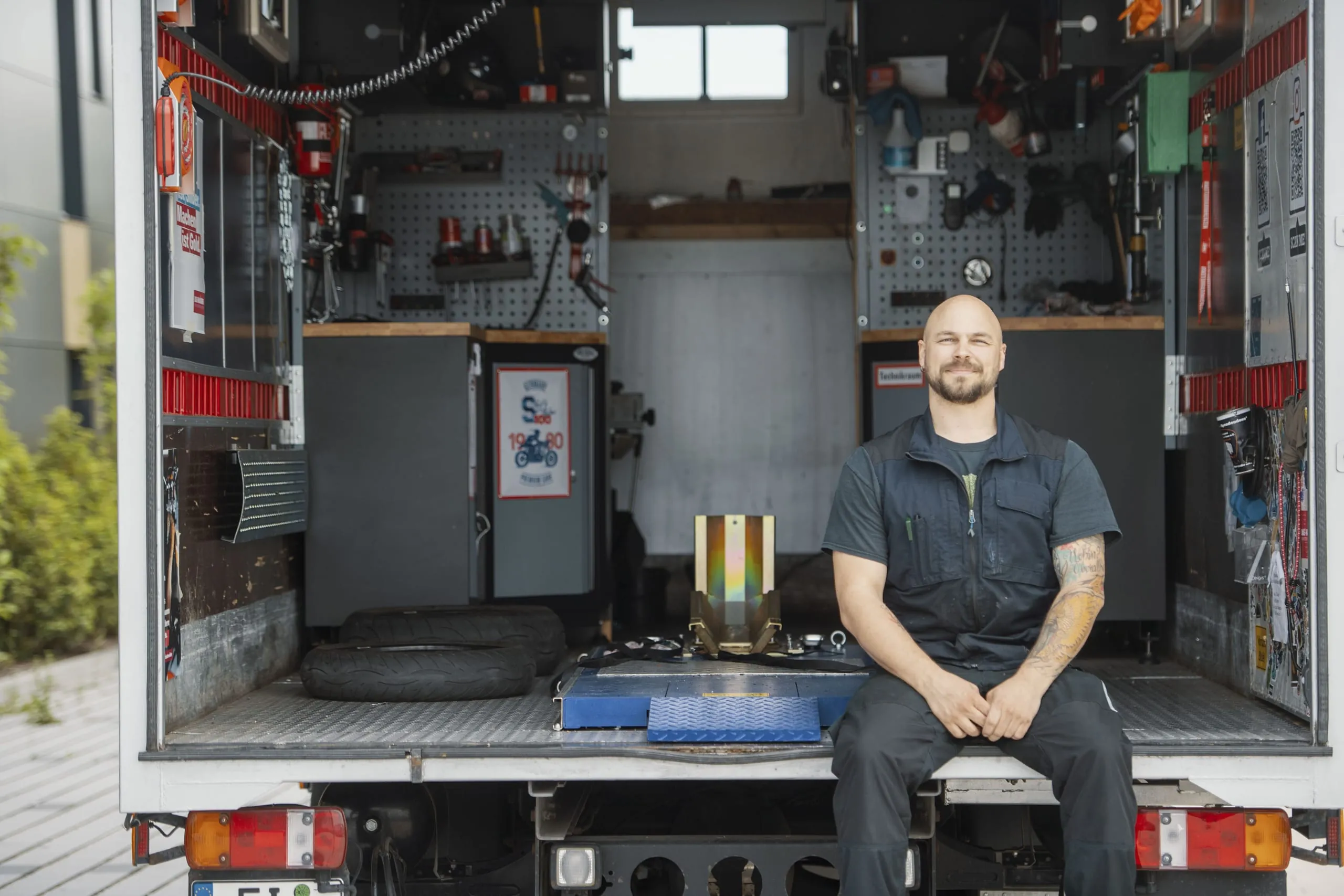 Mobile Motorradwerkstatt: Innovatives Geschäftsmodell im Bauch eines 7,5 Tonners