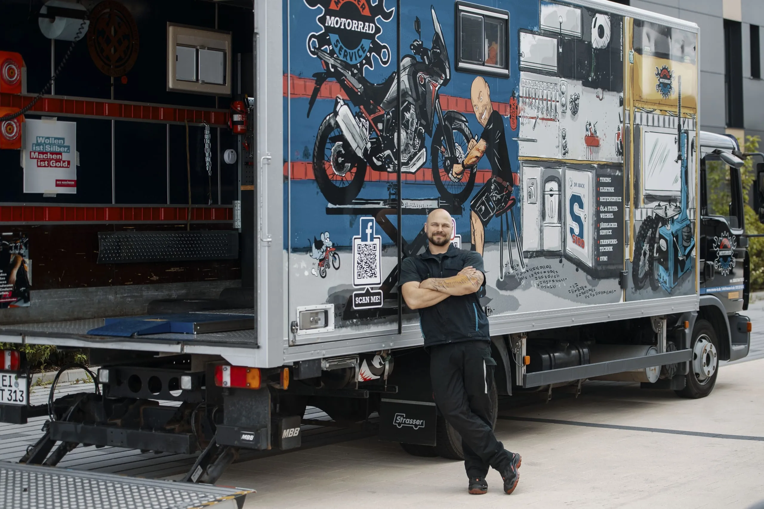 In seinem 7,5-Tonner kann Tenius "so gut wie alles machen", nur bei sehr aufwendigen Reparaturen kommt der Lkw an seine Kapazitätsgrenzen.