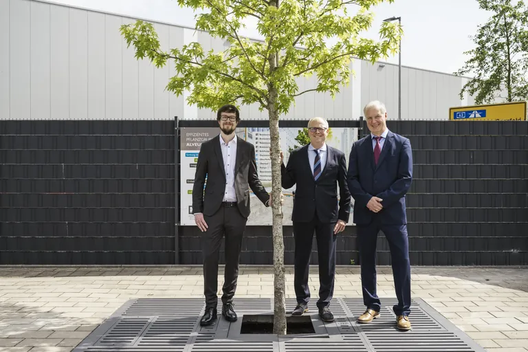 Franz Humberg (rechts), Handwerkschef aus Nottuln, mit seinen Wissenschaftspartnern Professor Helmut Grüning (Mitte) und Nils Siering von der FH Münster (links).
