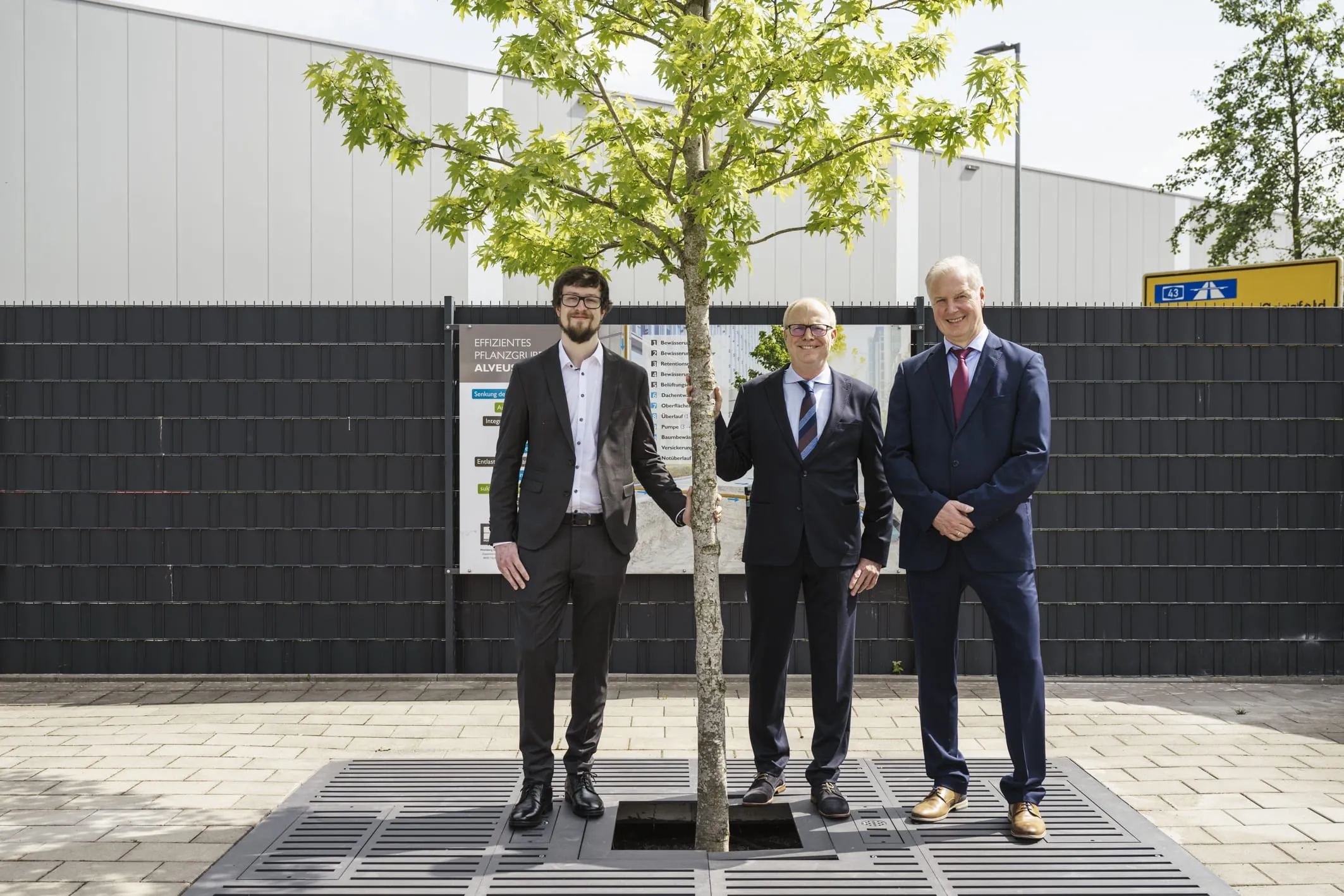 "Seifriz"-Gewinner 2024: Die Alveus-Baumrigole bewässert, entwässert, rettet Bäume – und holt den Sonderpreis!