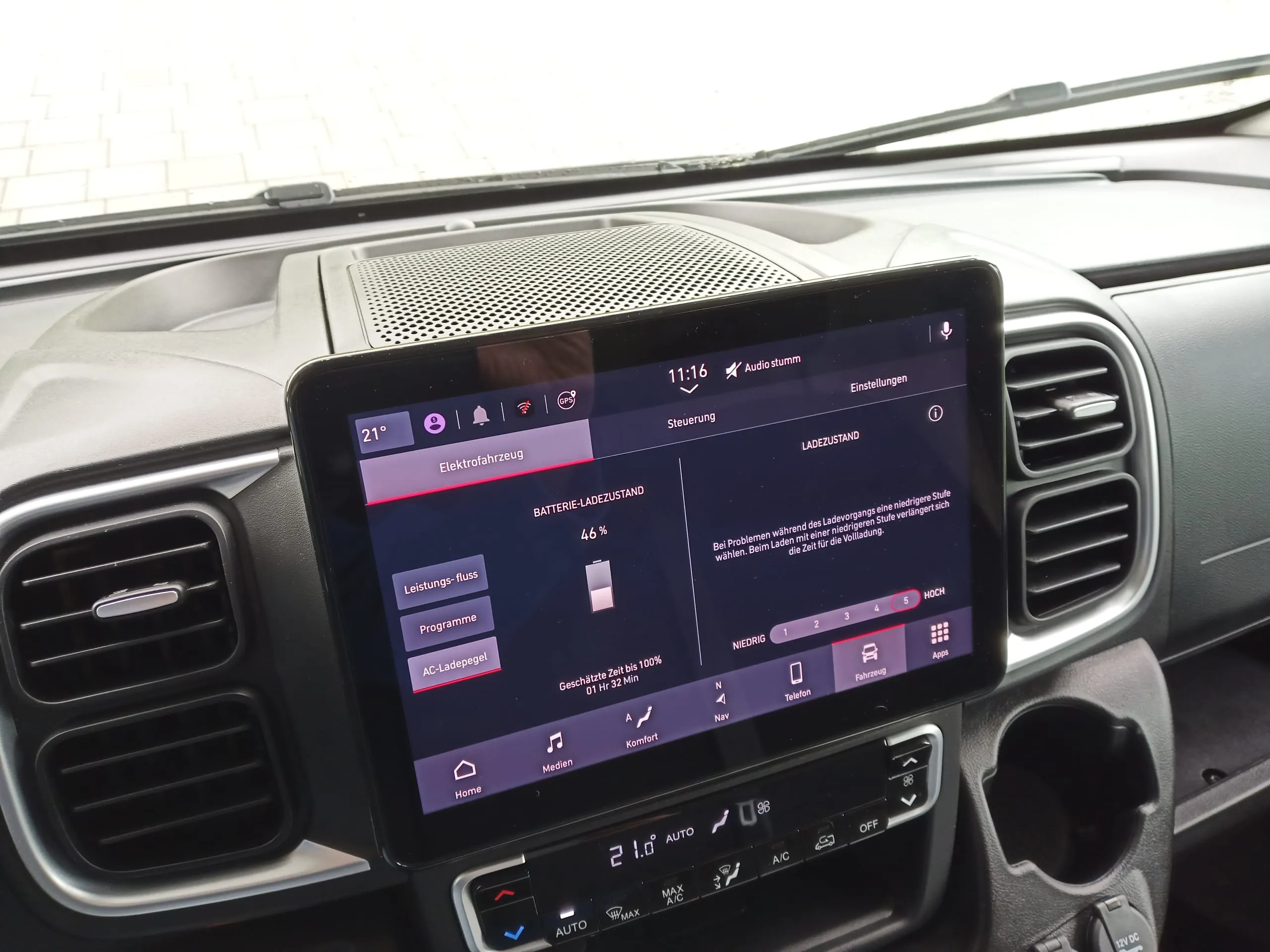 In Cockpitmitte lassen sich Ladezeiten programmieren, auch die Ladeleistung und andere Einstellungen vornehmen. Alles in prima Klarschrift gekennzeichnet.