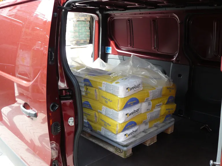 Vorbereitung zur Verbrauchsfahrt: Hier kann man einpacken &ndash; gewichtige Palette im Laderaum.