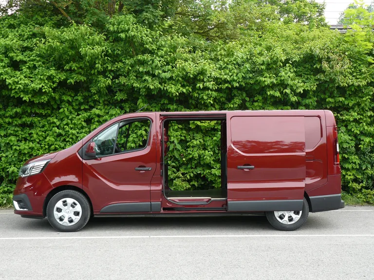 Durchgehend ge&ouml;ffnet: Testwagen mit langem Radstand und zwei Schiebet&uuml;ren.