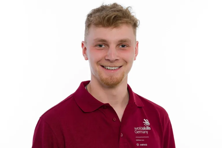 Maurer Aaron Masuch tritt bei den WorldSkills 2024 in Lyon im Skill "Bricklaying" an.