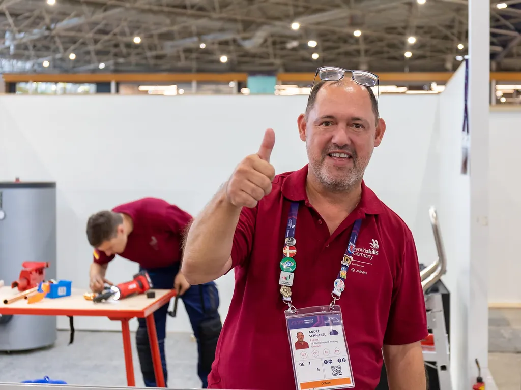 Das WorldSkills Germany Team macht sich am Vorbereitungstag mit den Gegebenheiten vertraut.
