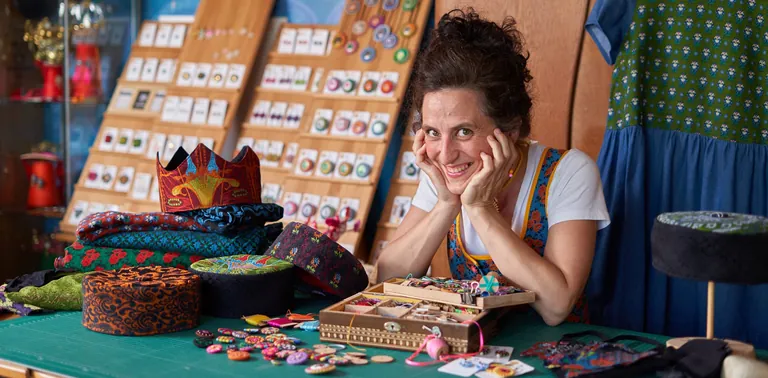 Trachtenschneiderin Sandra M&uuml;ller tr&auml;gt die Posamentenkn&ouml;pfe als Ohrschmuck, Kette und Anh&auml;nger. Sie hat dier au&szlig;ergew&ouml;hnlichen Handwerkskunst neues Leben eingehaucht.