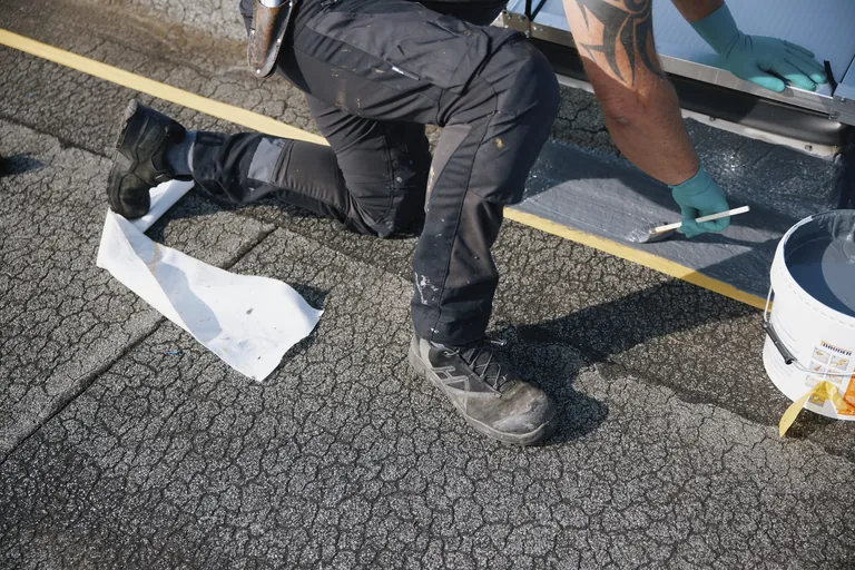 Ein Mitarbeiter der M&auml;rkl GmbH in Langenzenn testet beim Arbeiten auf dem Flachdach den neuen Sicherheitsschuh Haix Connexis Safety.