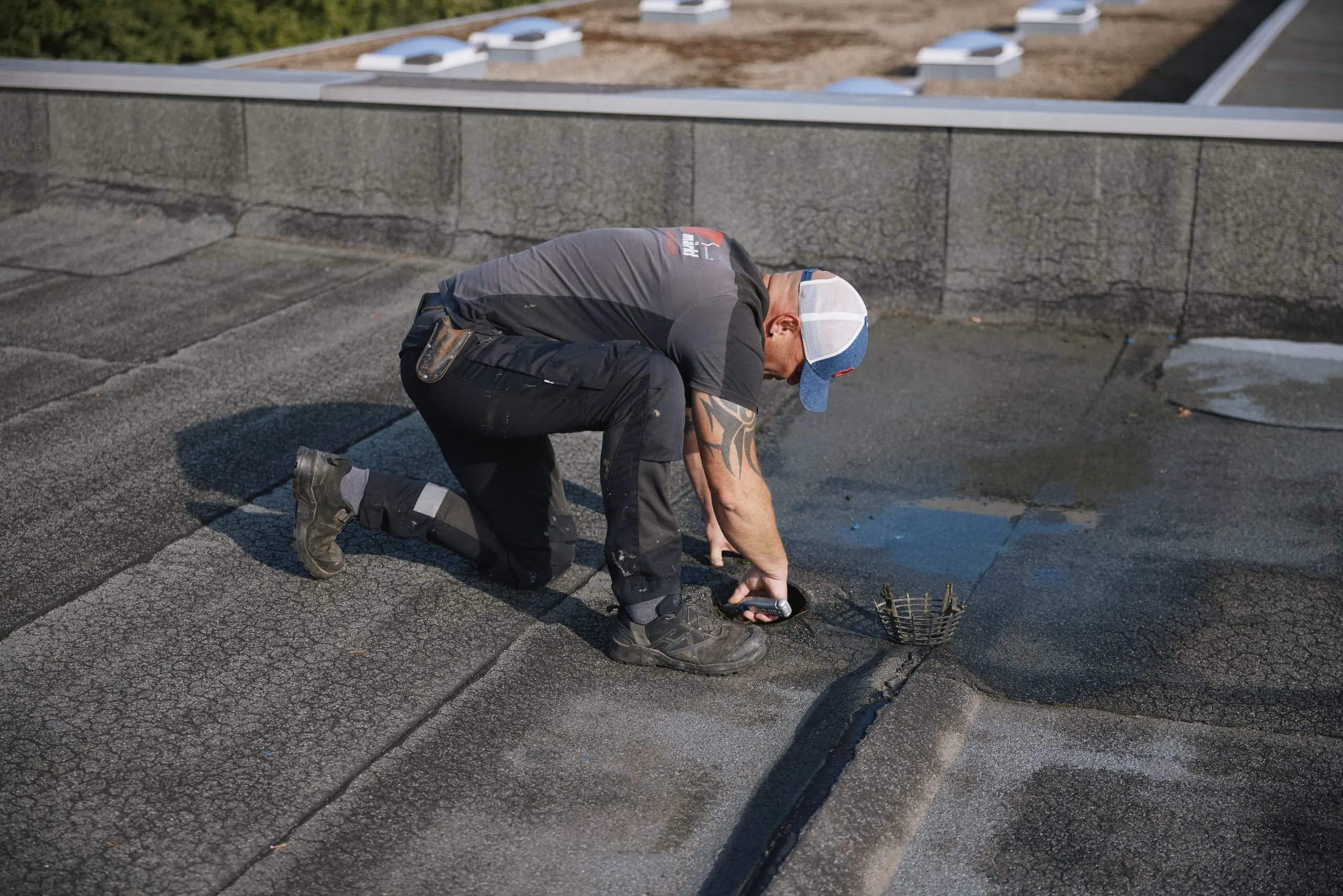 Flexibilität gefragt beim Arbeiten im Knien: Marcus Bauer trägt bei Arbeiten auf dem Flachdach den Sichheitsschuh als Halbschuh-Modell.