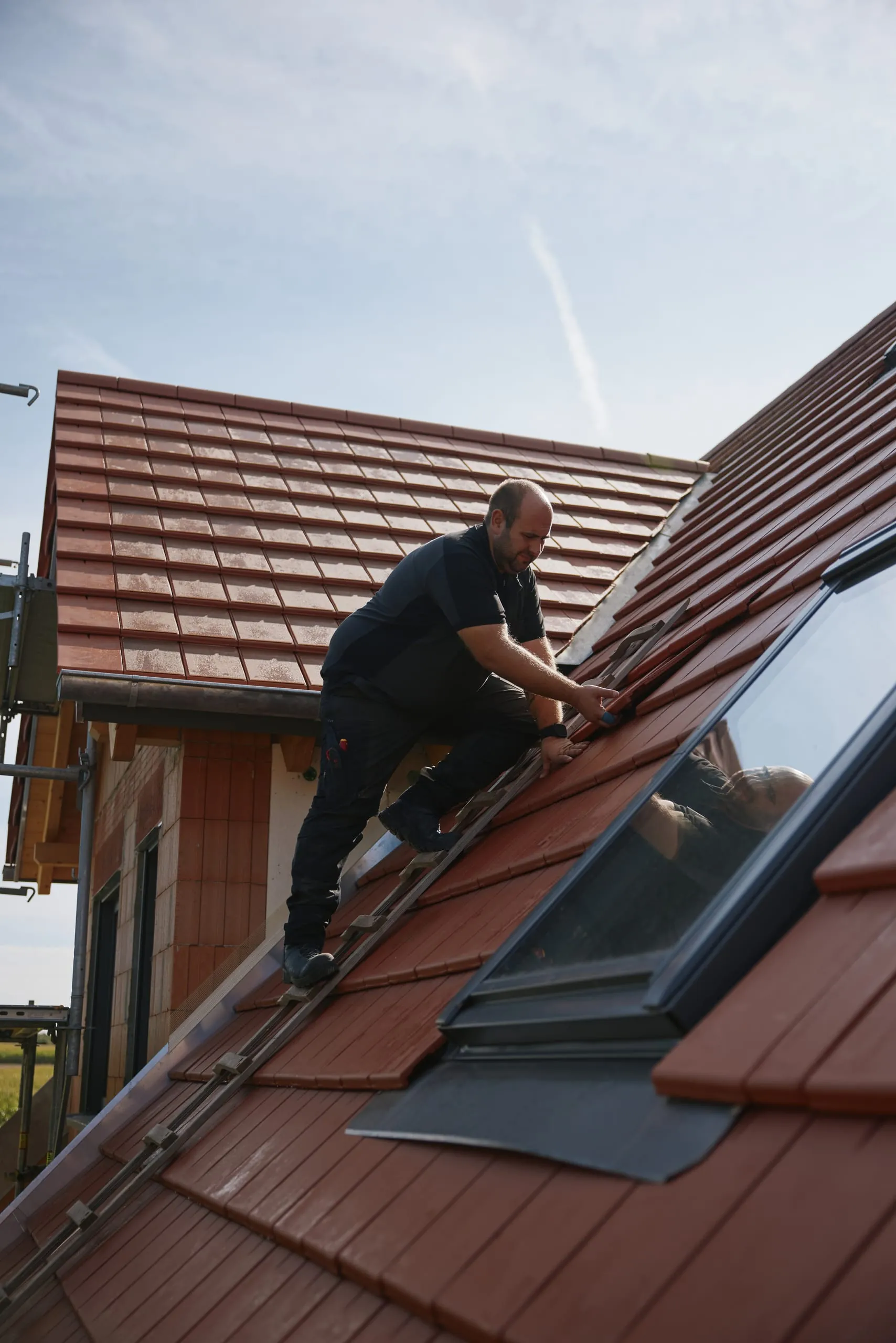 Konzentriert arbeiten auf dem Steildach: Daniel Brückelmeier trägt hier die knöchelhohe Variante des Sicherheitsschuhs-Testmodells.