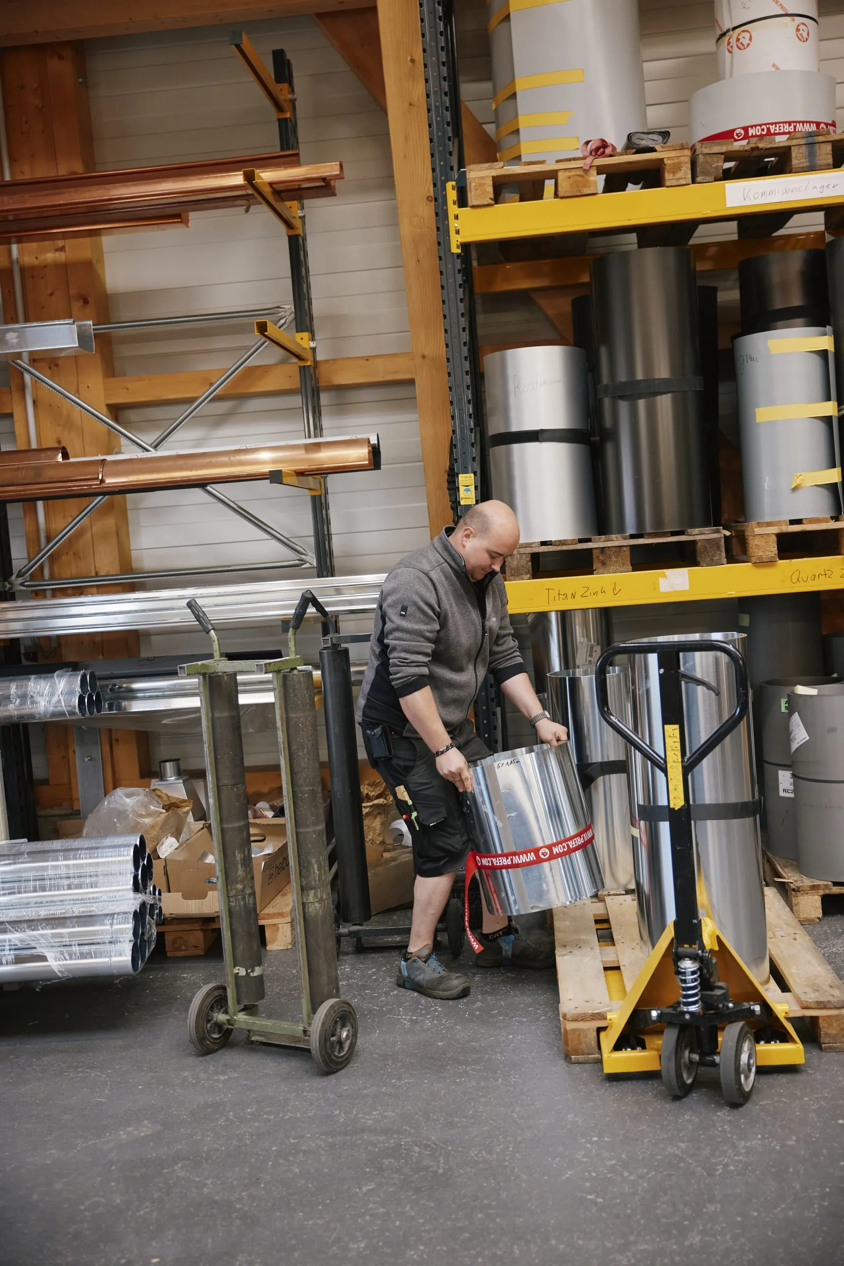 Schwere Materialien werden ebenerdig gelagert, das erleichtert für Patrick Märkl den Transport. Der Halt durch den Sicherheitsschuh ist daher sehr wichtig.