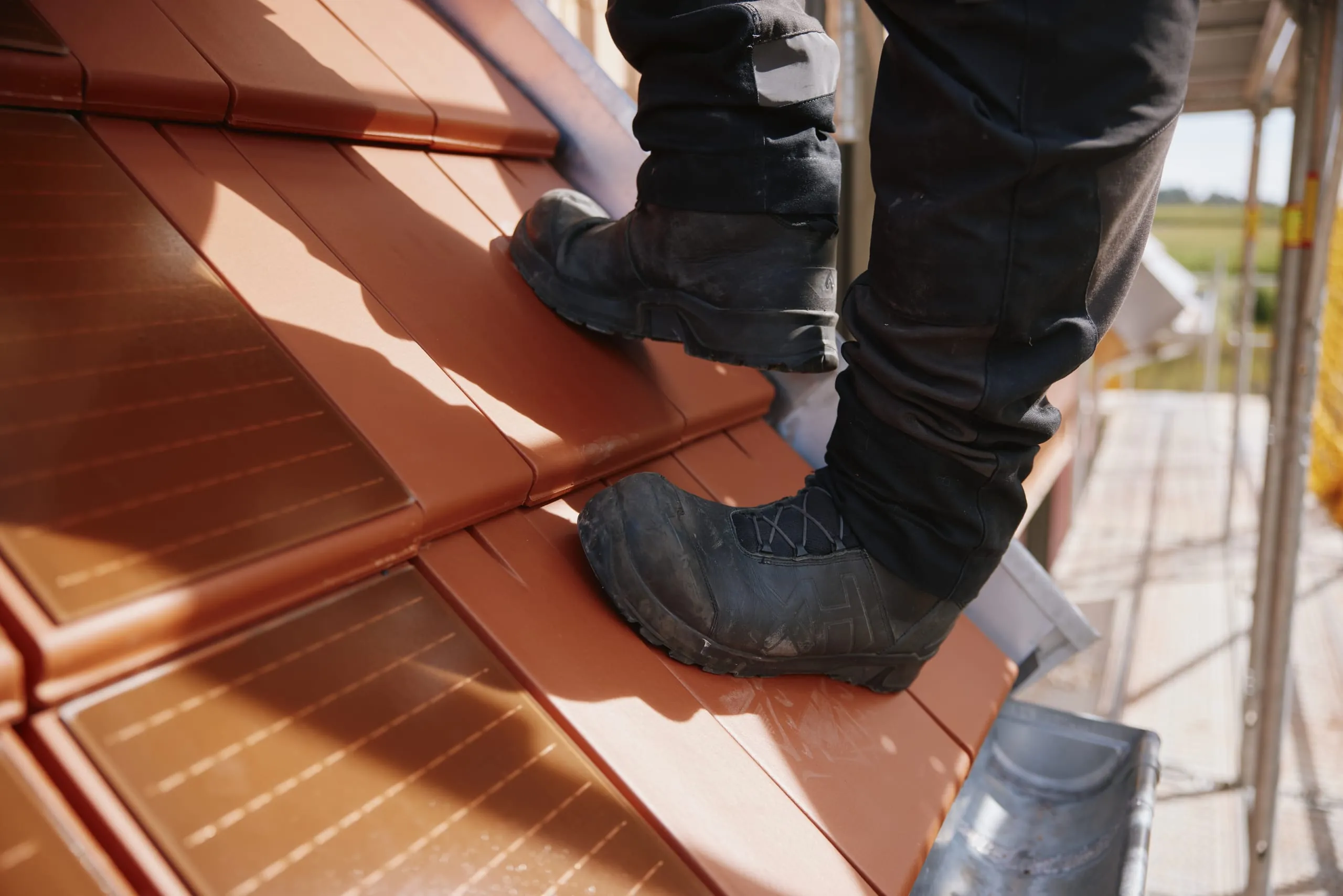 Herausforderung Steildach: Für diese Arbeiten hätte sich Daniel Brückelmeier eine etwas weniger profilierte Sohle beim Sicherheitsschuh Haix Connexis Safety gewünscht. Das hat sich im Schuhtest herausgestellt.