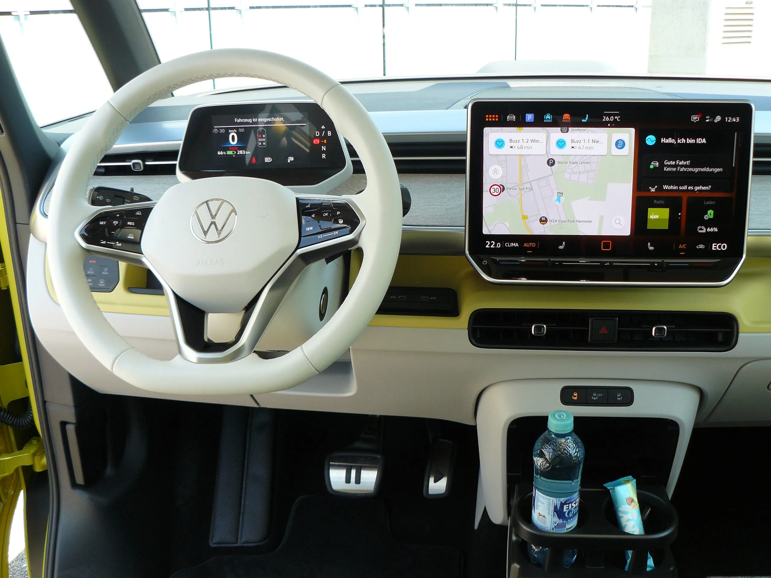 Monitor in Cockpitmitte: deutlich gewachsen und eine aufgefrischte Bedienung – die E-Transporter-Lenker werden es schätzen.