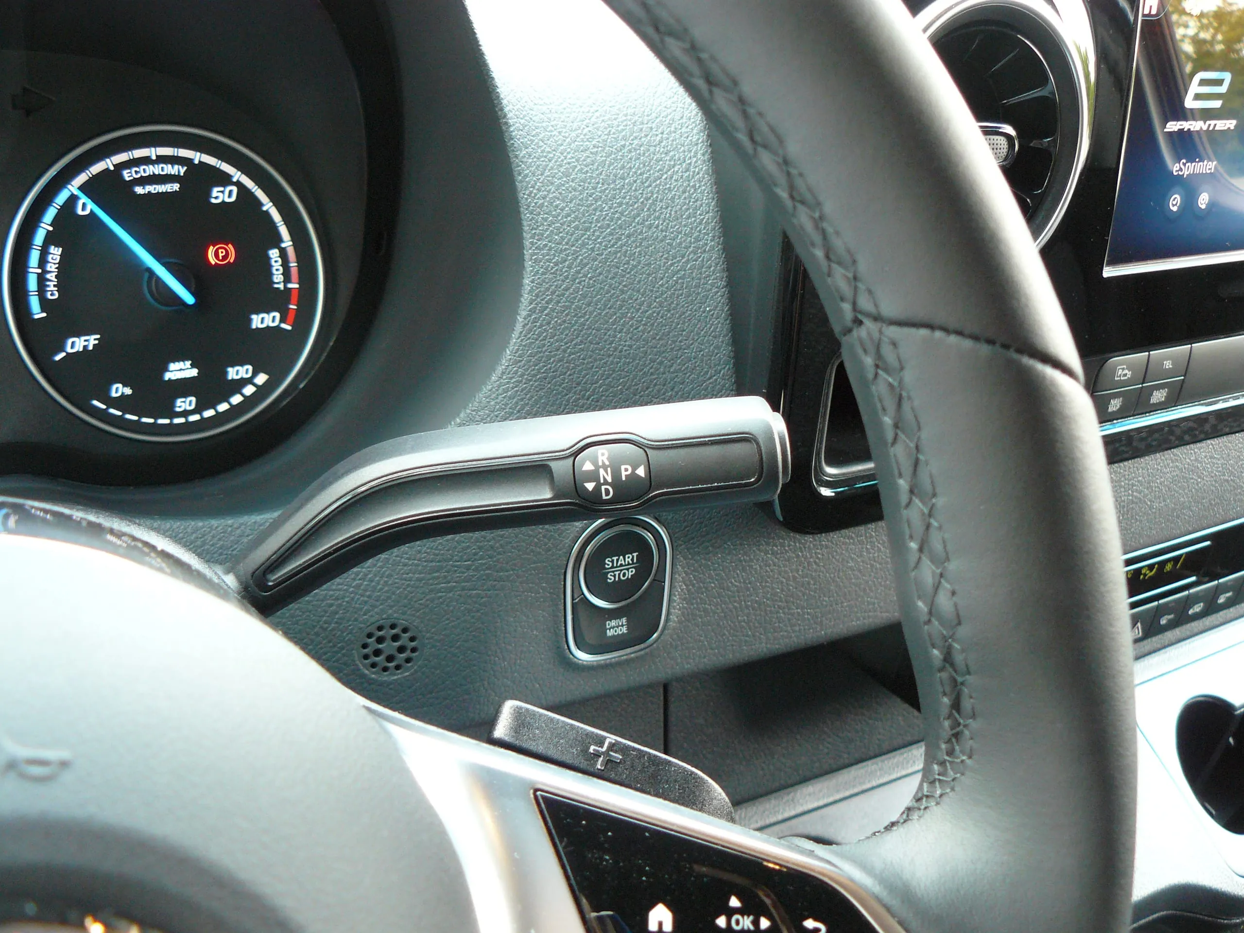 Typisch eSprinter: Lenkstockhebel, schlüssel­loses Starten mit Taste für den Fahrmodus, Lenkradpaddel für die Rekuperation.